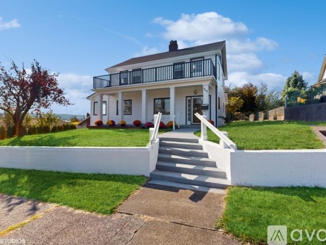 3 BR, 2 BA Apartment 713 N Broadway St, Aberdeen, WA 98520
