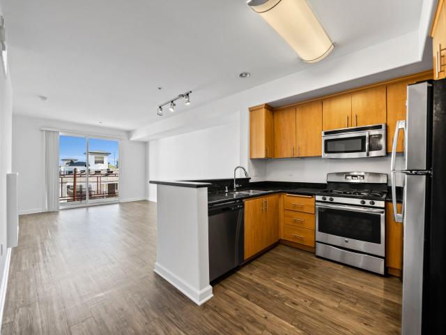 3 BR, 2 BA Apartment 8719 Variel Avenue Unit 305, Canoga Park, CA 91304