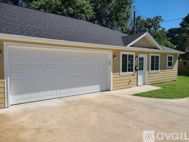 3 BR, 2 BA Apartment 811 Young Street, Unit B, Springdale, AR 72764
