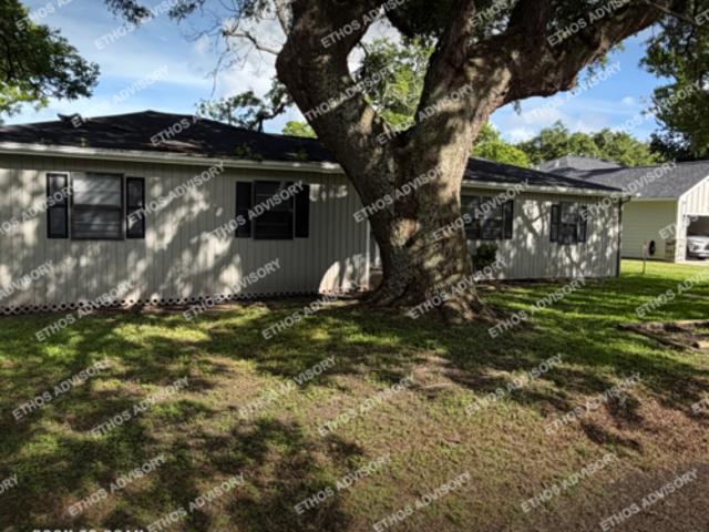 3 BR, 2 BA Apartment 819 West Kyle Road, Clute, TX 77531