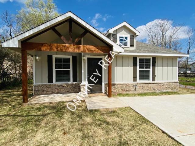 3 BR, 2 BA Apartment 821 W Nelson St, Denison, TX 75020