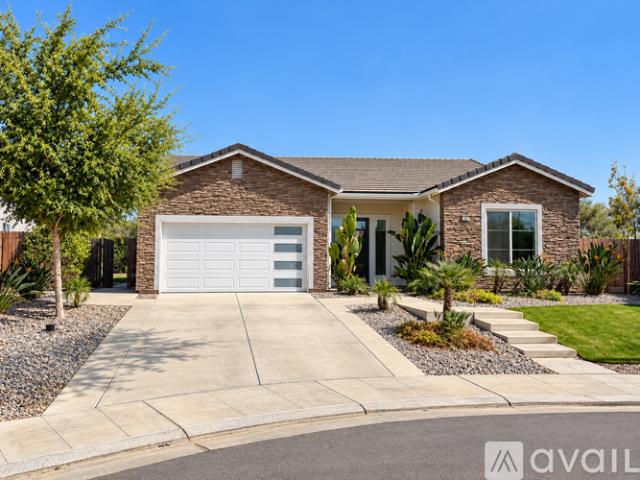 3 BR, 2 BA Apartment 829 Sunset Drive South, Madera, CA 93636