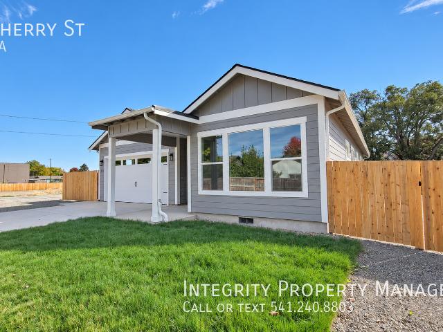 3 BR, 2 BA Apartment 962 Cherry St, Medford, OR 97501