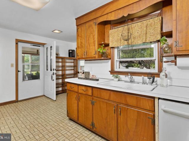 3 BR, 2 BA Apartment 99 Henry St, Somerset, NJ 08873