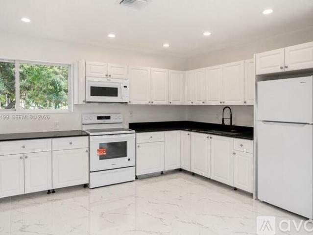 3 BR, 2 BA Apartment 901 NW 116th St, Miami, FL 33168