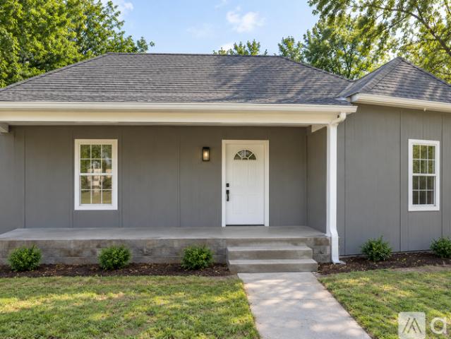 3 BR, 2 BA Apartment 904 E College St, Terrell, TX 75160