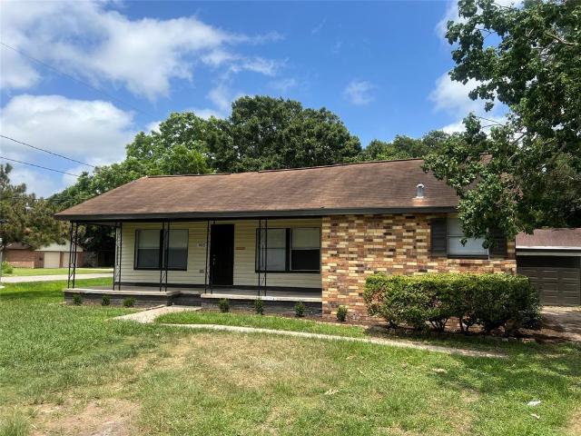 3 BR, 2 BA Apartment 905 South Shanks St, Clute, TX 77531