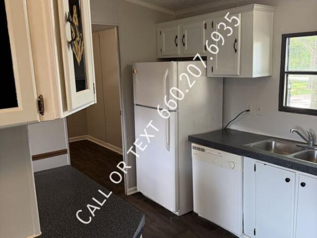3 BR, 2 BA Apartment 913 N Taylorville Blvd, Taylorville, IL 62568