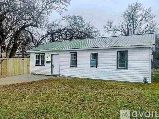 3 BR, 2 BA Apartment 923 E Virginia Ave, Stillwater, OK 74075