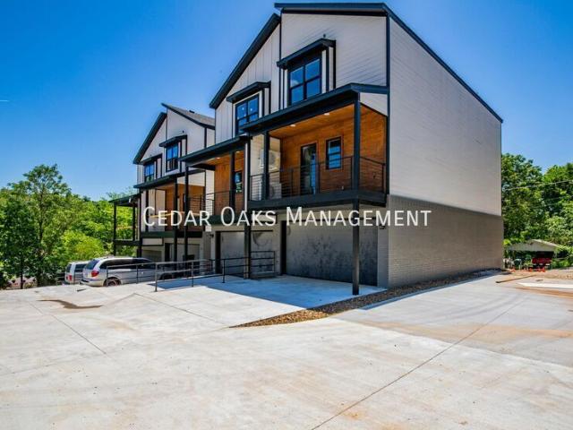 3 BR, 3.5 BA Apartment 122 E Mountain St., Fayetteville, AR 72701