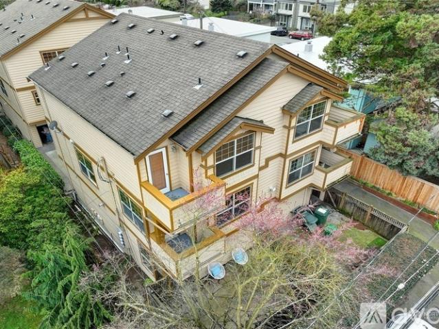 3 BR, 3.5 BA Apartment 2007 Northeast 85th Street, Seattle, WA 98115