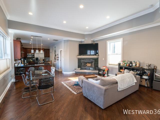 3 BR, 3.5 BA Apartment 2009 W Walton, Chicago, IL 60622