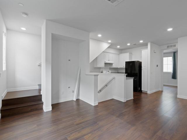 3 BR, 3 BA Apartment 14106 W. Spruce Ln, Van Nuys, CA 91405