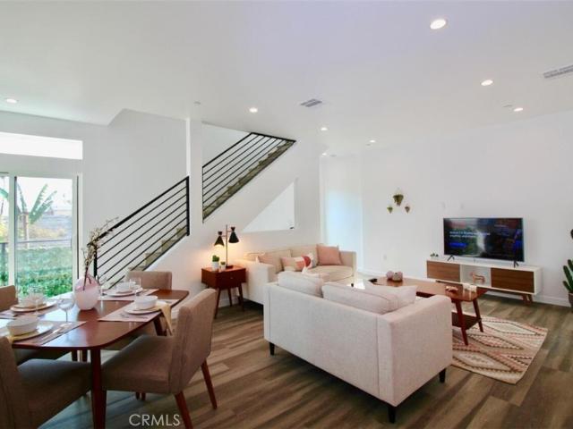 3 BR, 3 BA Apartment 1416 Cloverdale Avenue, Los Angeles, CA 90019