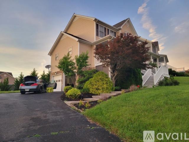 3 BR, 4 BA Apartment 110 Amethyst Drive Northwest, Christiansburg, VA 24073