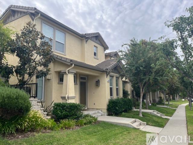 3 BR, 3 BA Apartment 11514 Autumn Glen Court, Los Angeles, CA 91326