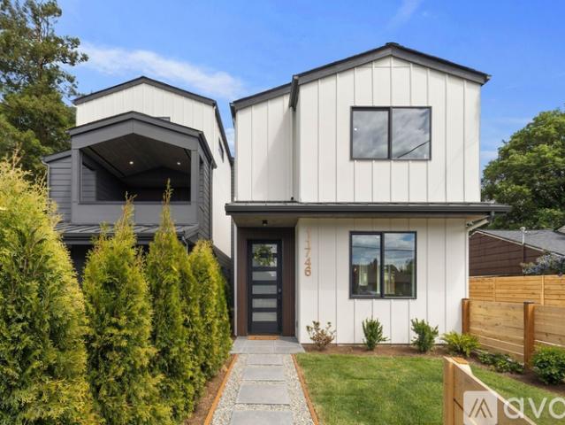 3 BR, 3 BA Apartment 11746 Dayton Ave N, Seattle, WA 98133