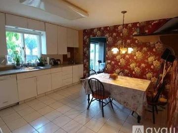 3 BR, 3 BA Apartment 7 Longwood Drive, Albany, NY 12211