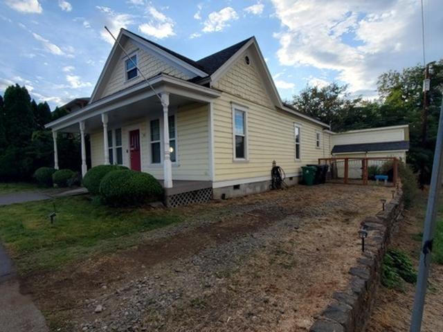 3 BR, 3 BA Apartment 809 Union Street, The Dalles, OR 97058