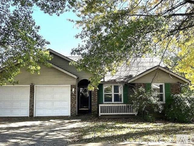 3 BR, 3 BA Apartment 821 West Rosewood Drive, Bloomington, IN 47404