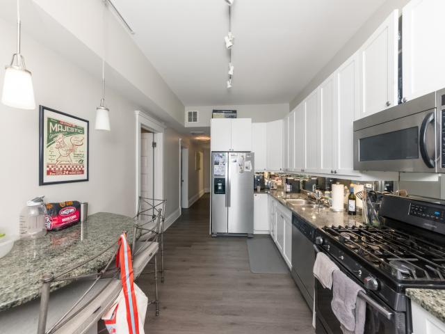 3 BR, 3 BA Apartment 954 West Cuyler Avenue, Chicago, IL 60613