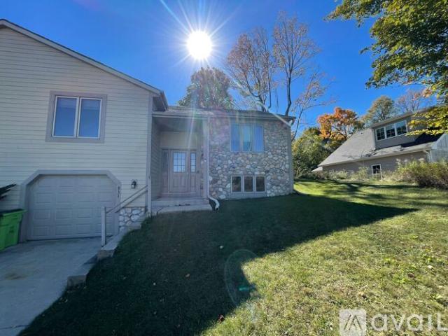 3 BR, 3 BA Apartment 931 W Monroe Ave, Hartford, WI 53027