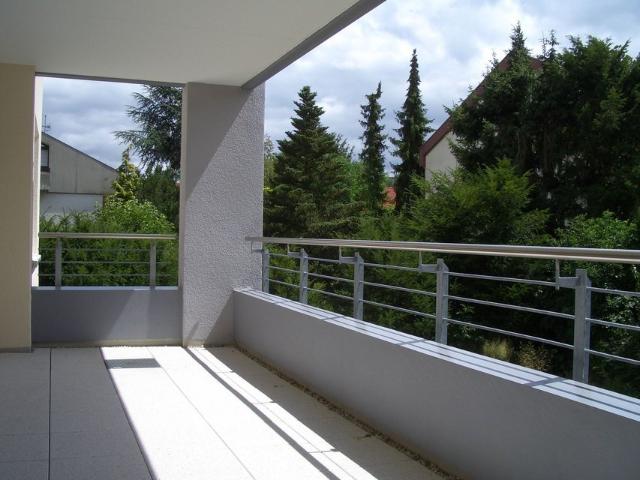 3 BR, 3 min. Panzer, Beautiful modern apart. in prime location