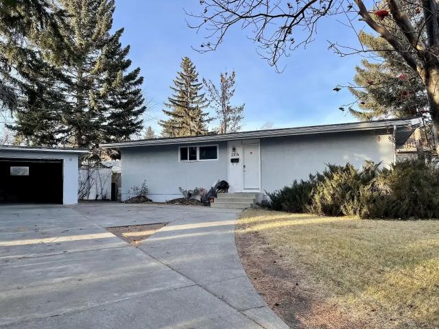 3 brs house + car port super location in North Glenmore Park! — 3 Bedrooms House