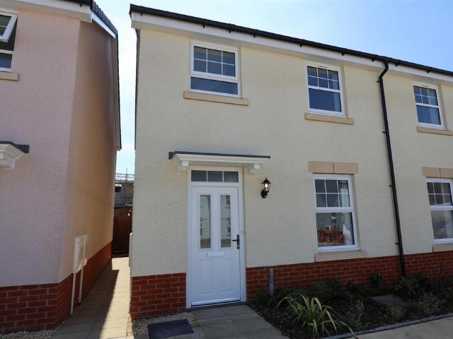3 Cae Ffynnon, Clare Gardens. 3 bed semi detached house to rent £1,400 pcm £323 pw