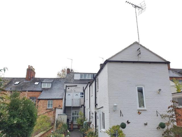 3 Calthorpe Road, Banbury, OX16 5HS 2 bed apartment to rent £1,250 pcm £288 pw