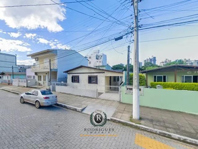 3 casas no mesmo pátio venda Centro Torres