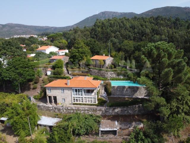 3 casas em pedra piscina 2000m2 de jardim Vista Rio