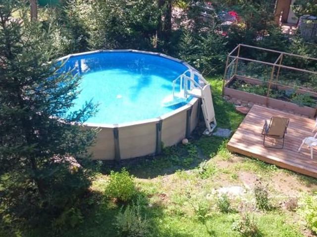 3 chambres 2 fermées+1 mezzanine, haut de duplex, belle vue, entouré de nature, avec piscine, cheminée, à 3 minutes de Val David