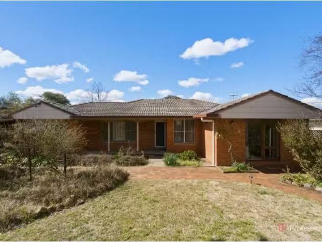 3 Chestnut Avenue, Armidale House for rent Listed by Mandy Li.