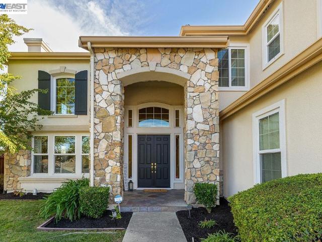 3 Crested Oak Ct