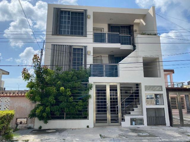 3 departamentos de 2 recamaras, en edificio de 3 pisos, a 8 minutos de la playa