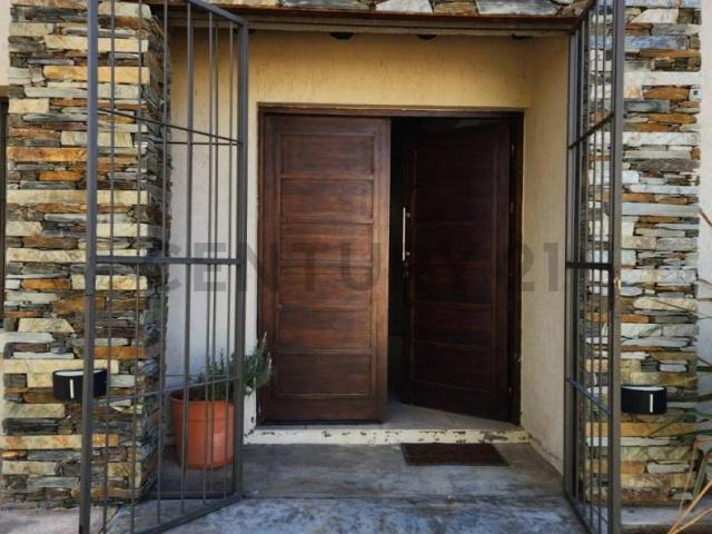 3 dormitorios con patio y doble cochera
