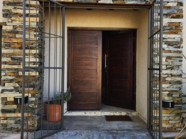 3 dormitorios con patio y doble cochera