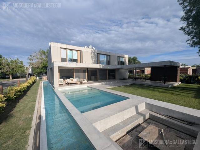 3 dormitorios en suite, escritorio/huéspedes/dependencias,gimnasio. Galería en L, Fogonero piscina