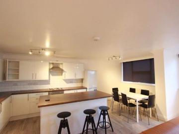 3 Double Bedroom 2 Bathroom flat. Ideal for a Professional family or Sharers. Avail AUG. FINCHLEY N12 HENDON