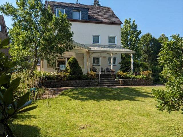 3 Familienhaus, zentrale Lage, 2 Garagen, schöner großer Garten