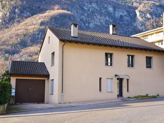 3 Familienhaus an sonniger, zentraler Aussichtslage mit schöner Aussicht / 3 Familienhaus an sonniger, zentraler Aussichtslage