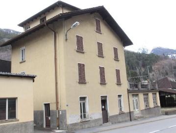 3 Familienhaus mit 4 Zi Wohnungen und im EG Gewerberaum von 200 m2 / Haus mit 3 4 Zimmer Wohnungen und im PT Gewerberaum