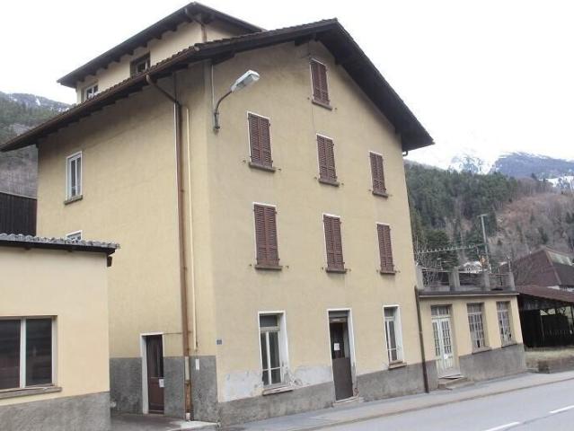 3 Familienhaus mit 4 Zi Wohnungen und 2 Lagergebäuden / Haus mit 3 Wohnungen und 2 Geschäftsräumen