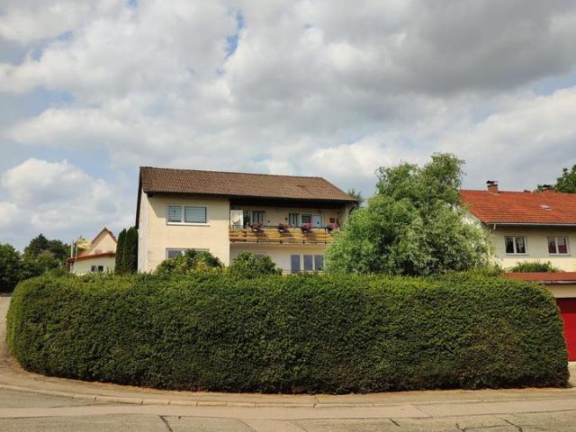 3 Familienhaus mit 800 qm Garten und Garagen zu verkaufen