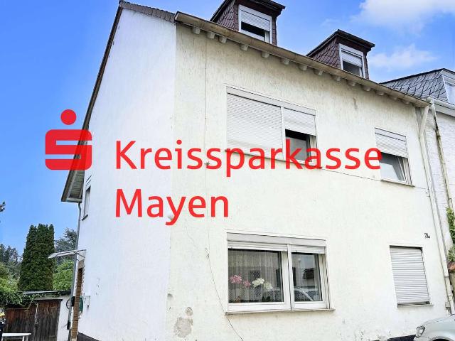 3 Familienhaus mit Stellplätzen u. großem Garten in zentraler Wohnlage