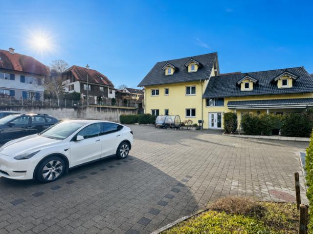 3 Familienhaus mit Werkstatt & 16 Parkplätzen