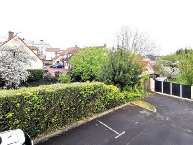 3' Gare et commerces.
