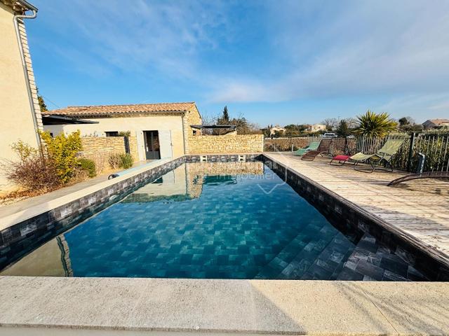 3 gîtes dans un village classé avec vue 248m² Aiguèze