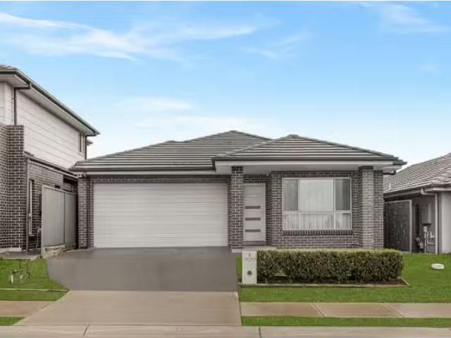 3 Irving Terrace, Middleton Grange House for rent Listed by S.